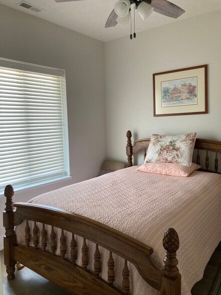 bedroom with wall TV hookup - 901 Pine Ridge Pkwy NW