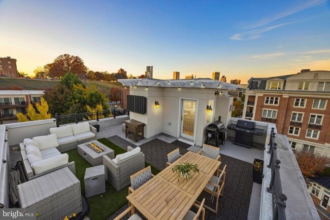 Building Photo - 900 Valencia Ct