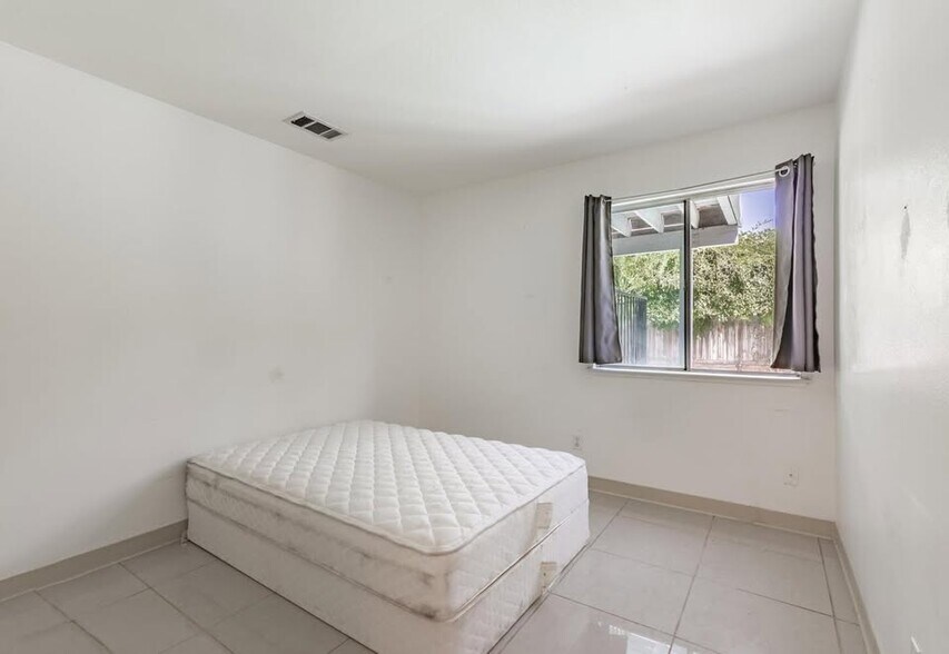 Building Photo - 2683 Mitchell Ave