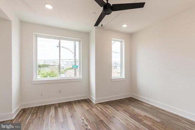 Building Photo - 2132 Berges St