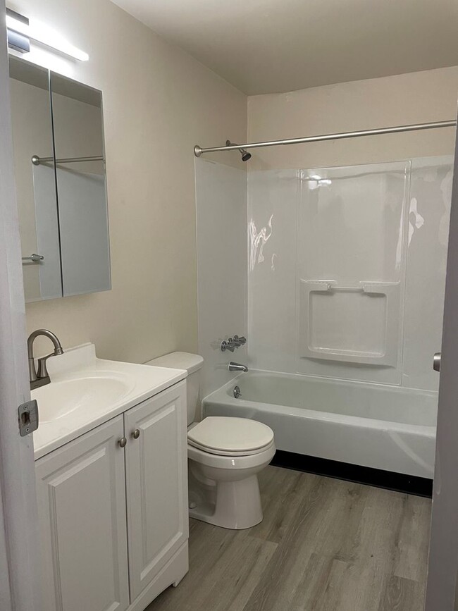 Building Photo - 910 SqFt 2 Bedroom Apartment