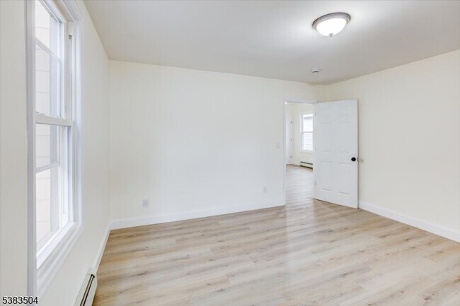 Building Photo - 546 Morris St
