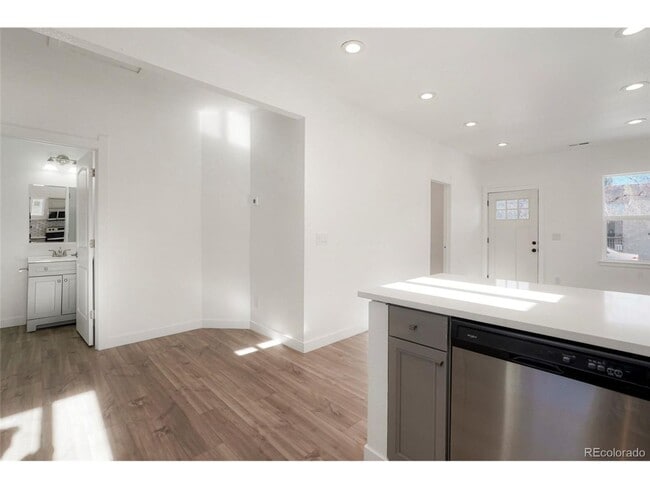 Building Photo - Spacious 2 Bed 2.5 Bath in the heart of Baker!