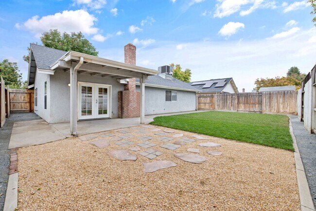 Building Photo - Pet Friendly, Updated NW Visalia Home Avai...