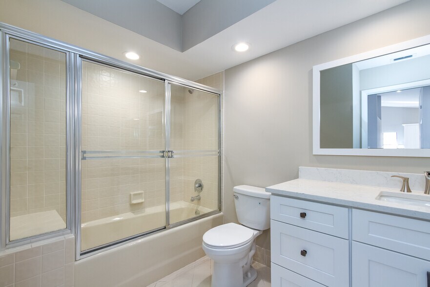 Guest bath - 8555 Eagle Run Dr