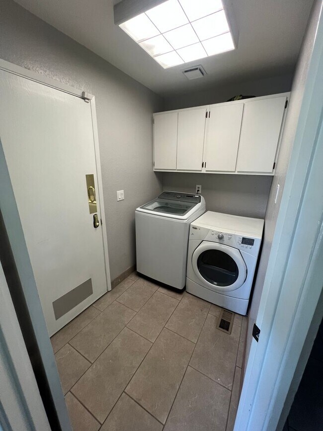 Building Photo - 3 bedroom, 2 bathroom, 1447 Sq Ft