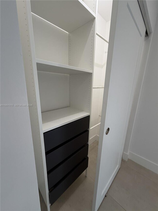 Building Photo - 540 SW 6th Ave