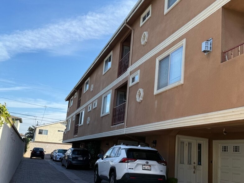 Building Photo - 1559 W 207th St