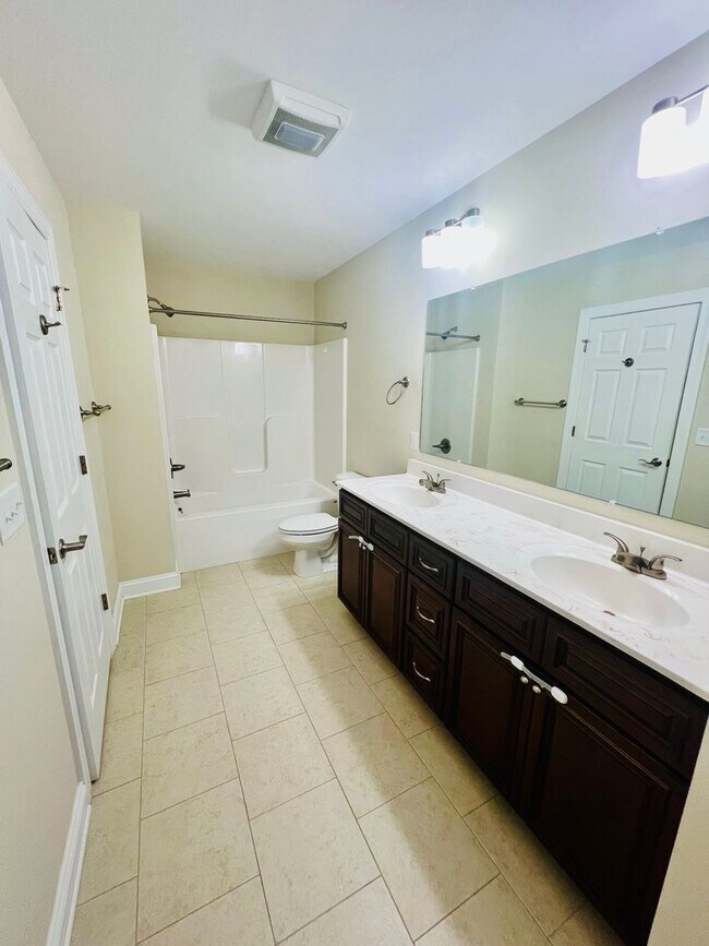 Building Photo - Spacious townhouse for rent in Bluestone H...