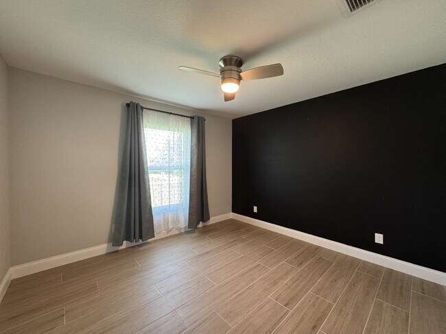 Building Photo - 4310 Zenith Rd
