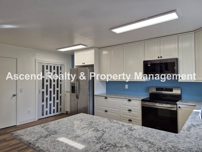 Building Photo - Need Space? This is the Place! Available NOW~Beautifully Updated 4Bed/3Bath Backs to Park Pets OK