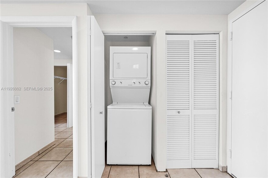 Building Photo - 2475 Brickell Ave