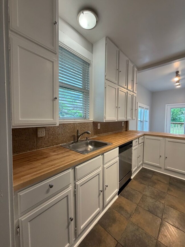 Building Photo - Stylish 2/2 Bungalow with Modern Kitchen & Spacious Backyard