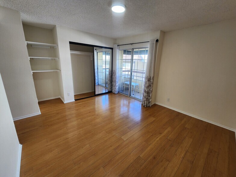 Building Photo - 1118 N Kenmore Ave