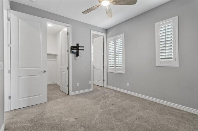 Building Photo - 1063 N 70th Way