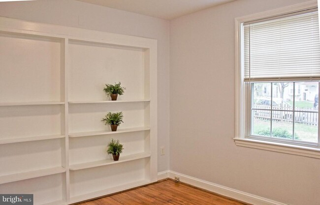 Building Photo - 1013 Crawford Dr