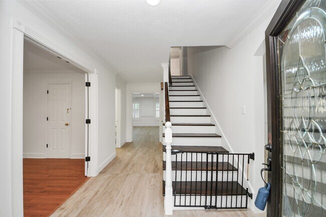 Building Photo - 1719 Saddlecreek Dr