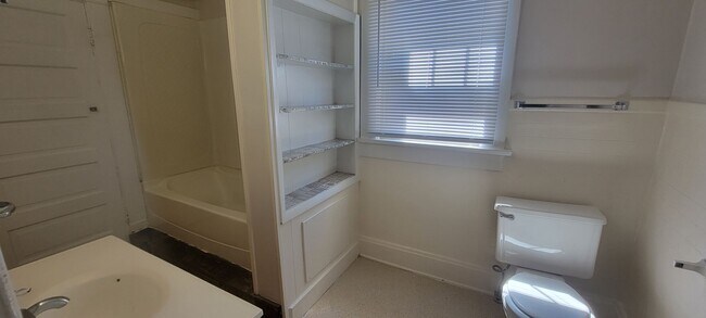 Building Photo - 5 Bedroom House - Walking distance from Ce...