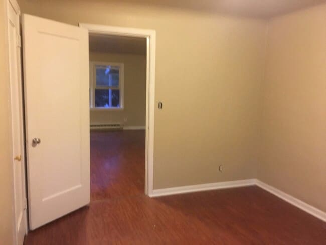 Building Photo - COZY 1BD/1BA LOWER SOUTH HILL APARTMENT | A/C | ON-SITE LAUNDRY | PET FRIENDLY | $200 OFF MOVE-IN...