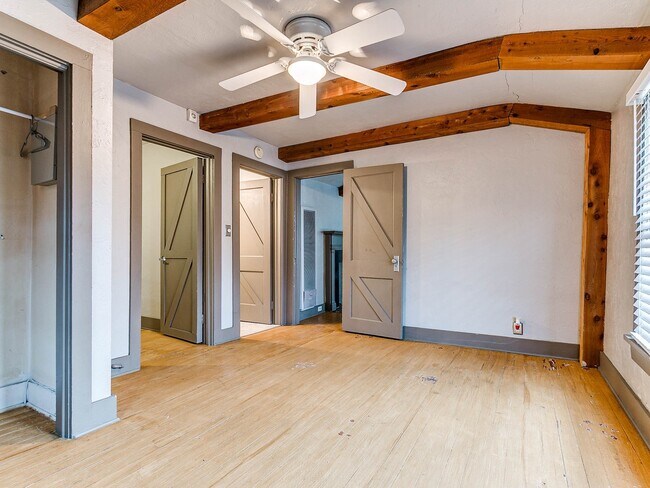 Building Photo - Unique with a Artsy Flare    1Bed + Flex Room /1.5 Bath in Edgemere Park