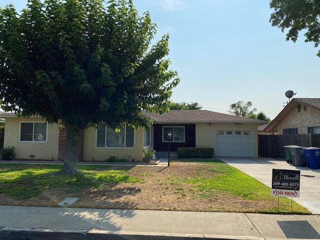 Primary Photo - 3 Bedroom 2 Bath in Mature Neighborhood fo...