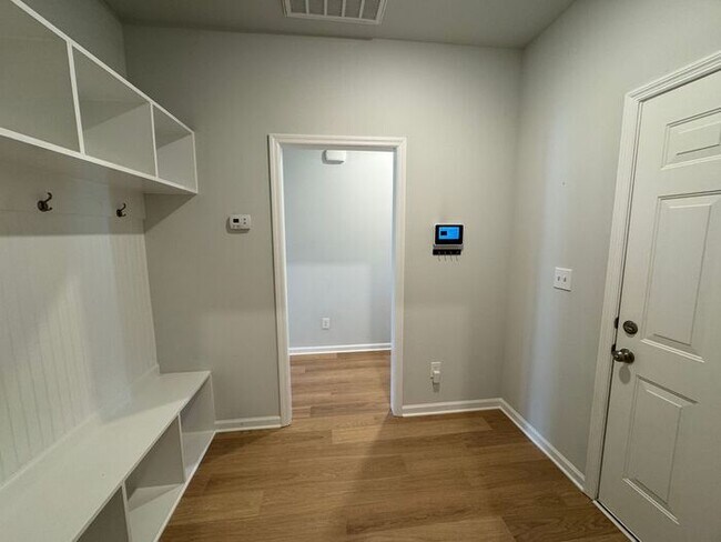 Building Photo - Spacious home with a fence, in PRIME location with a move in special