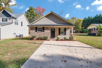 Building Photo - Great Family home