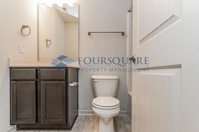 Building Photo - Spacious 3-Bed / 2.5-Bath Townhome with Open Floor Plan & Assigned Parking – Convenient to Downto...