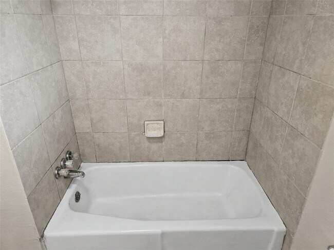 Building Photo - 9119 Glenbury Dr