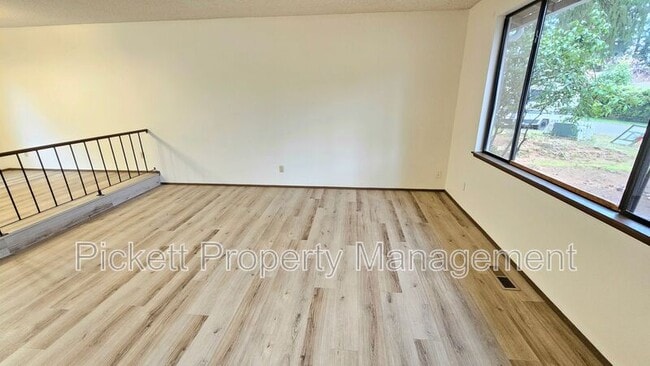 Building Photo - 5401 Pineridge Dr NE