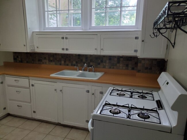 Building Photo - One Bedroom Apartment in the Heart of Down...