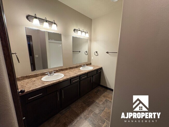 Building Photo - 9402 W Broek Dr