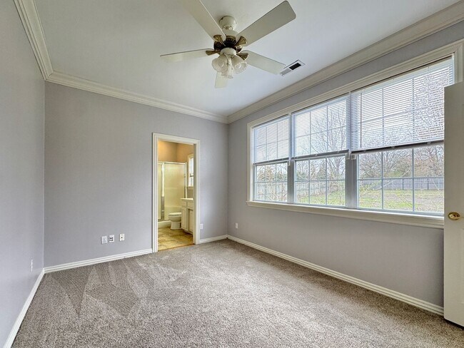 Building Photo - East Fayetteville 7 bedrooms 5 baths, VANDERGRIFF DIST - beautiful spread