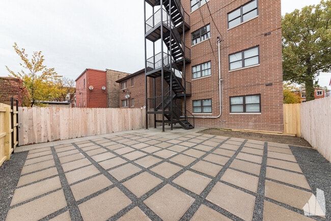Building Photo - 806 S Claremont Ave