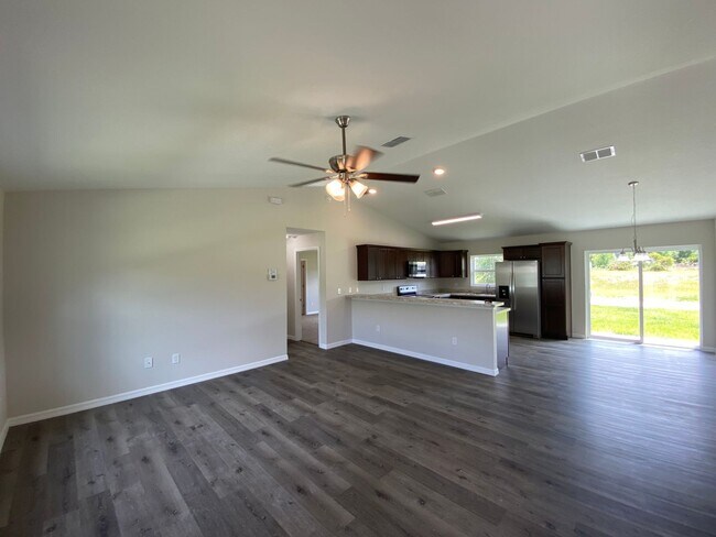 Building Photo - Desirable SE Neighborhood - 3/2/2 Silver Spring Shores **Available NOW**