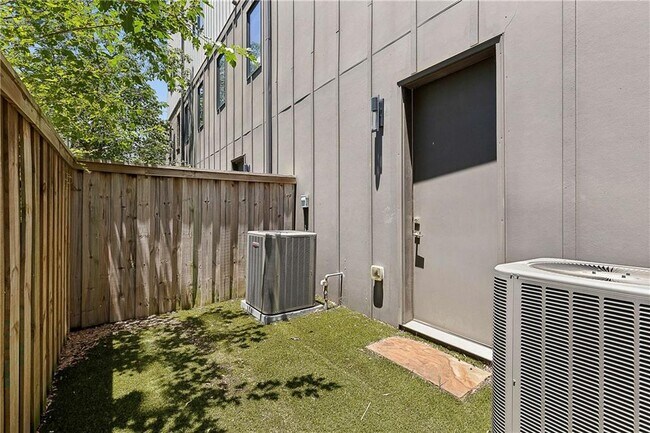 Building Photo - 115 Cityview Ct NE