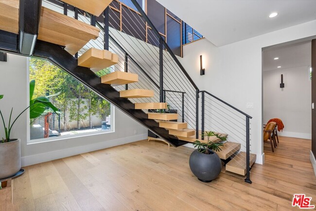 Building Photo - 656 California Ave