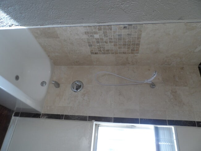 Building Photo - 3 Bedroom 2 Bathroom Home w/ Pool