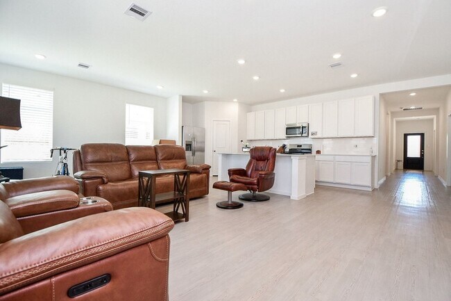 Building Photo - 26610 Coast Redwood Dr
