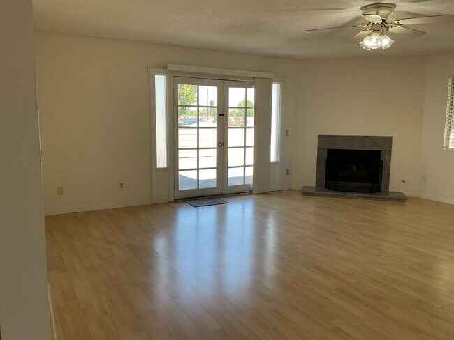 Building Photo - "Discover Coastal Living: Spacious 3-Bed, 2-Bath Townhouse