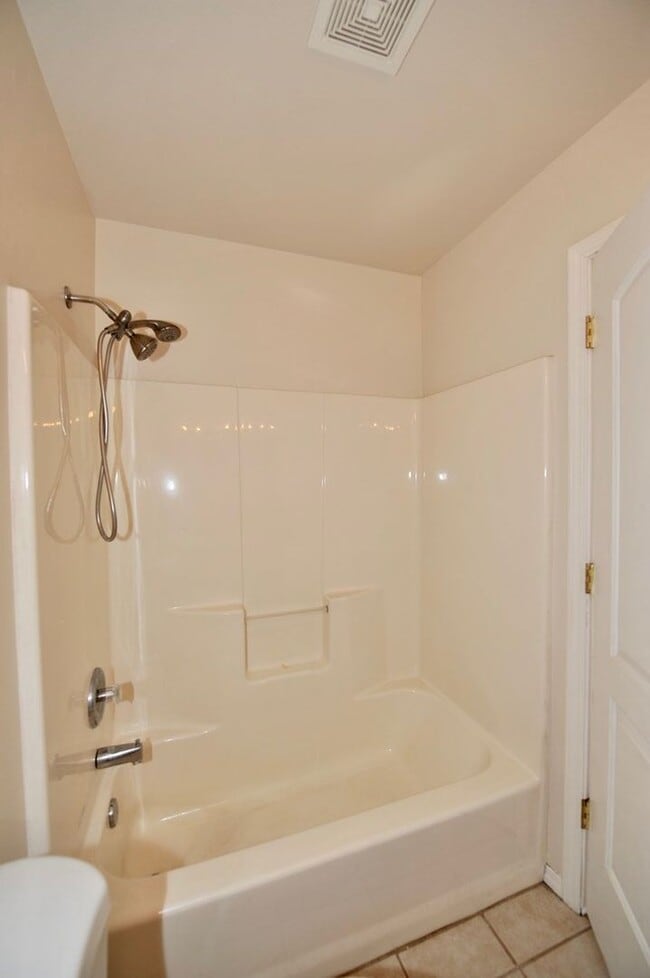 Building Photo - 3 bed 2 bath rancher duplex (stainless appliances & granite counters)