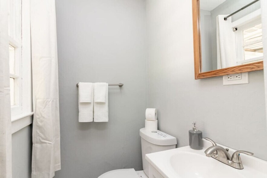 Building Photo - 5617 Ventura Dr