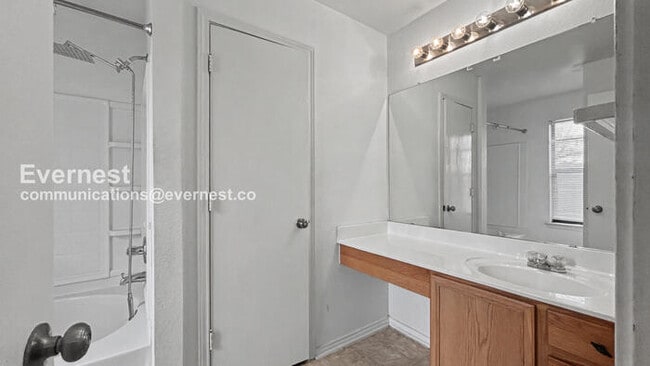 Building Photo - 3 Bed, 2 Bath Home with Garage / Pet-Friendly / Available Now!