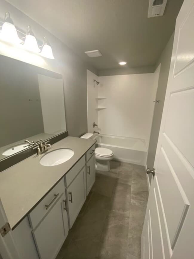 Building Photo - Beautiful Bountiful Townhome
