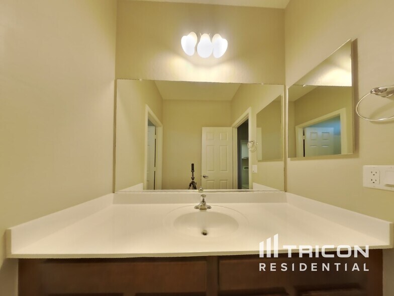 Building Photo - 14875 N 177th Ave