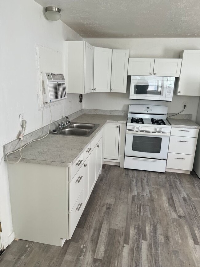 Building Photo - 2 bed, 1 bath Manufactured Home in the Mill Hollow Community!