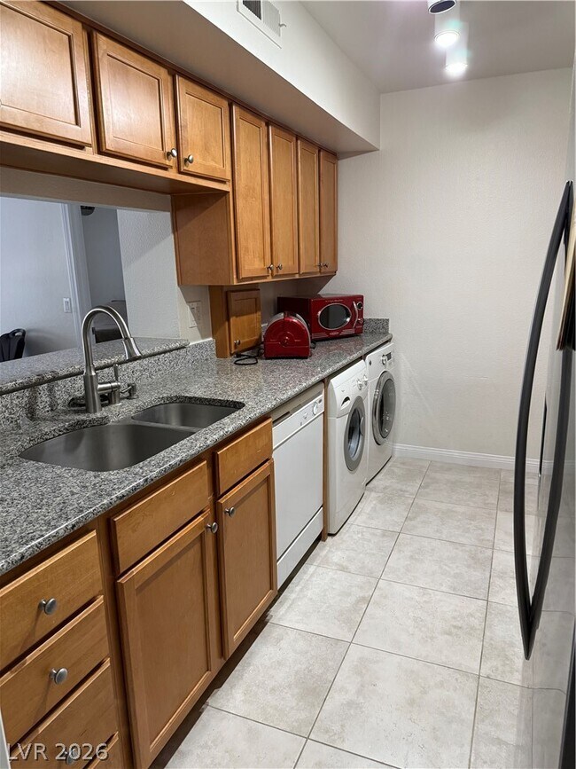 Building Photo - 2845 Loveland Dr