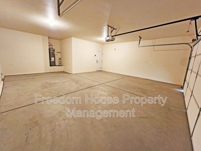 Building Photo - 4920 Honey Locust Dr