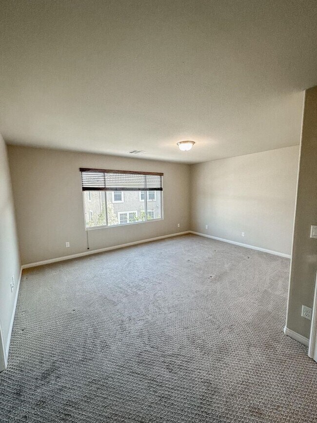 Building Photo - LUXURIOUS SPACIOUS HOME WITH MODERN UPGRAD...