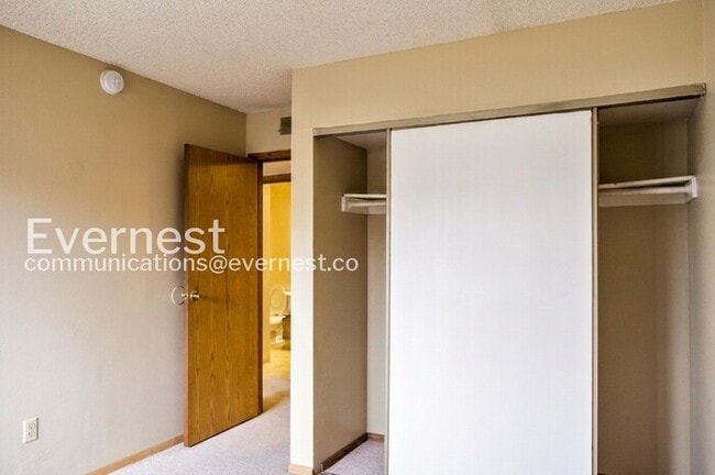 Building Photo - Affordable 2 Bedroom at Knollwood Condominiums Near Buckley!